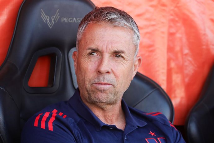 Futbol, Universidad de Chile vs Deportes Limache Fecha 27, Liga de primera 2025. El entrenador de Universidad de Chile  Gustavo Alvarez es fotografiado durante un partido de la liga de primera disputado en el estadio Santa Laura de Santiago,