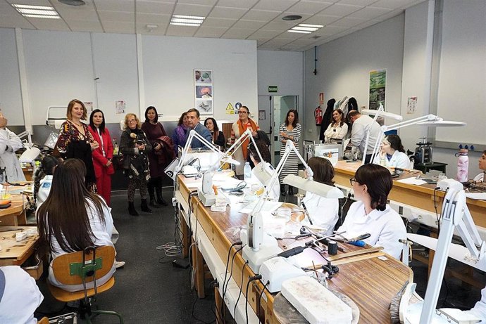 Representantes de la Junta de Distrito y la delegada de Empleo durante la visita.