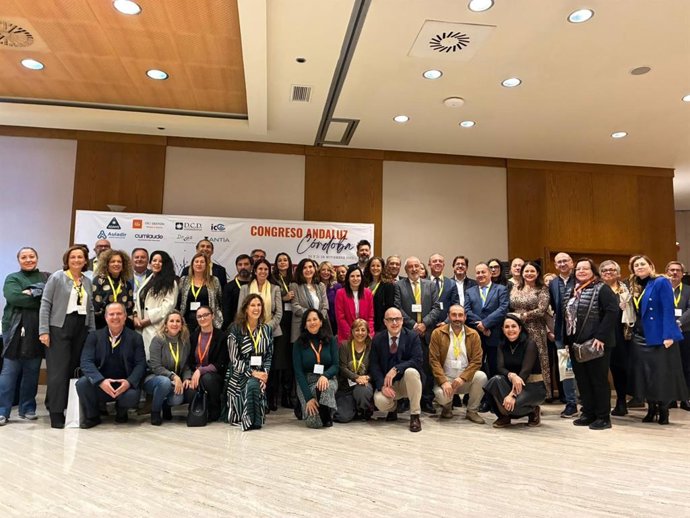 La consejera de Empleo (centro), en una foto de familia tras la clausura en Córdoba del Congreso de Cecap Andalucía