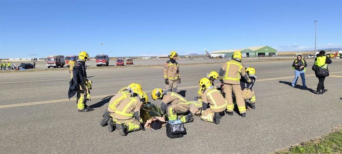 Efectivos de los cuerpos de emergencias durante un somulacro de accidente entre aeronaves en el Aeropuerto de Lleida-Alguaire este viernes