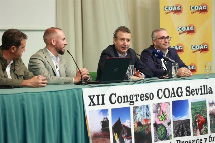 El presidente de la Diputación de Sevilla, Javier Fernández, en el XII Congreso Provincial de la Coordinadora de Organizaciones de Agricultores y Ganaderos, COAG-Sevilla, en Los Palacios y Villafranca (Sevilla).