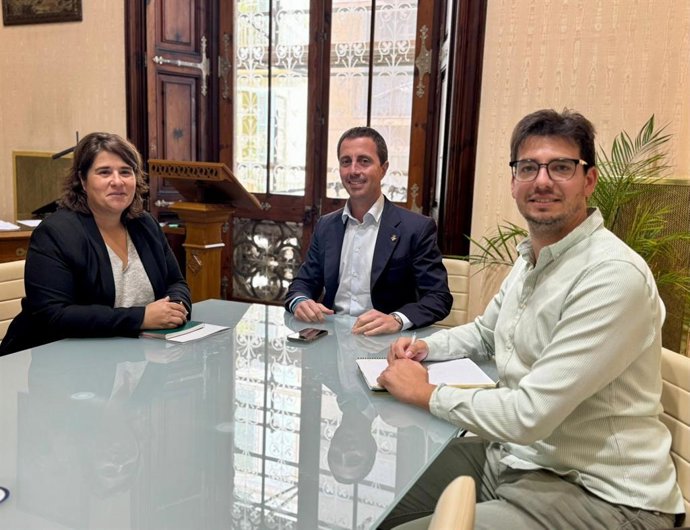 De izquierda a derecha, la presidenta de la Federación Balear de Caza, Marta Lliteras, el presidente del Consell de Mallorca, Llorenç Galmés, y el director insular de Caza, Sebastià Perelló, durante la reunión.