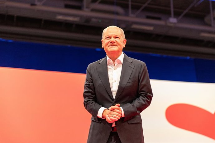 Archivo - June 28, 2025, Berlin, Berlin, Germany: Former German Chancellor Olaf Scholz received a standing ovation Saturday, June 28, 2025, as the center-left Social Democratic Party (SPD) honored his leadership during a pivotal farewell appearance at the