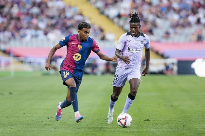 Archivo - Lamine Yamal of FC Barcelona and Nico Williams of Athletic Club de Bilbao competes for the ball during the Spanish league, La Liga EA Sports, football match played between FC Barcelona and Athletic Club de Bilbao at Estadio Olimpico de Montjuic 