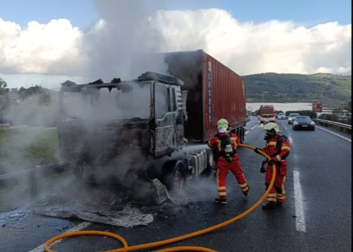 Un camión sufre un accidente y se incendia en la A-8 a la altura de Bárcena de Cicero