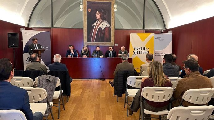 Agustín López (centro, al fondo), durante su intervención en Montilla Xperience.