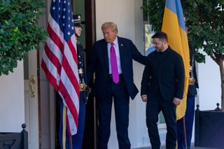 October 17, 2025, Washington, Dc, United States: President DONALD TRUMP welcomes Ukrainian President Vladamir Zelensky to the White House on October 17, 2025.