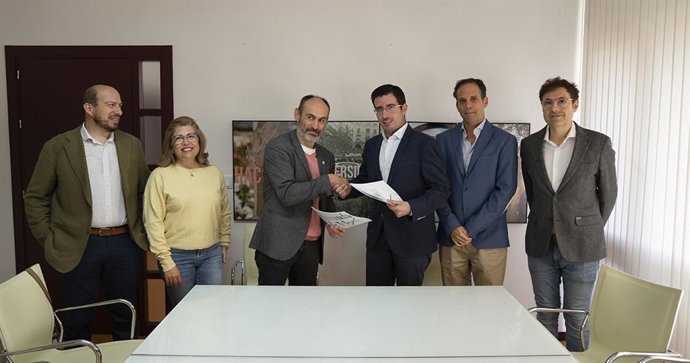 Firma deel convenio entre la Universidad de Huelva (UHU) y la empresa Pronamic Ingenieros Informáticos.