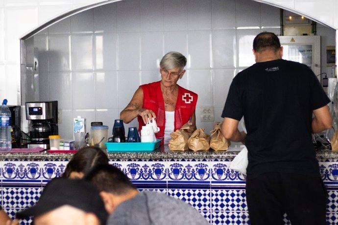 Cruz Roja en Canarias atiende a unas 1.300 personas sin hogar en 2025
