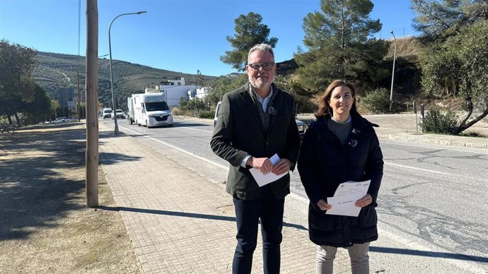La senadora del PP por Córdoba Cristina Casanueva junto al presidente del PP de Baena, Javier Vacas, en la N-432.