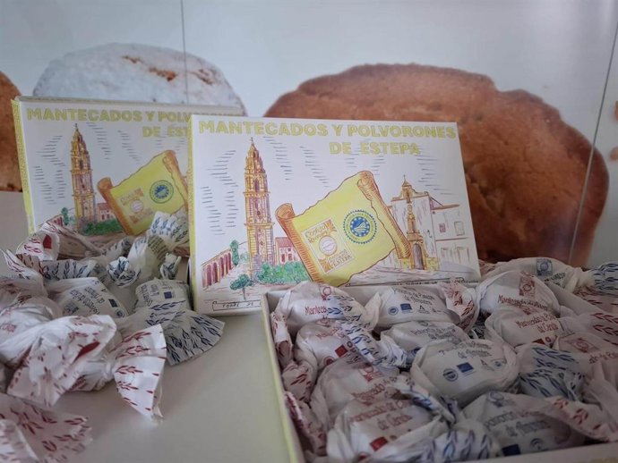 Nueva edición limitada de estuches promocionales de mantecados y polvorones de Estepa impulsada por el Consejo Regulados de las IGP, que homenajea a la Patrona del municipio.