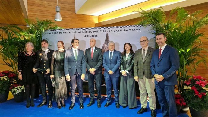 El consejero de Medio Ambiente, Vivienda y Ordenación del Territorio, Juan Carlos Suárez-Quiñones (cuarto por la izquierda) y el alcalde de León, José Antonio Diez (centro), han participado en el acto de entrega de medallas al mérito de la Policía Local.