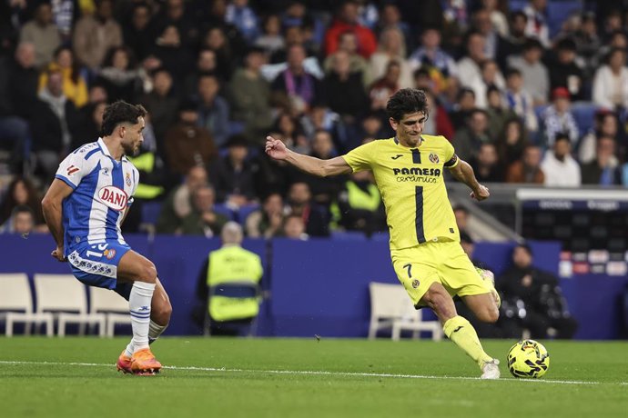 Gerard Moreno of Villarreal CF shoots for goal during the Spanish league, La Liga EA Sports, football match played between RCD Espanyol and Villarreal CF at RCDE Stadium on November 08, 2025 in Cornella, Barcelona, Spain.
