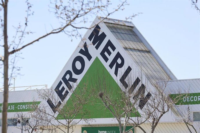 Archivo - Fachada de una tienda de Leroy Merlin, a 29 de marzo de 2025, en Madrid (España).