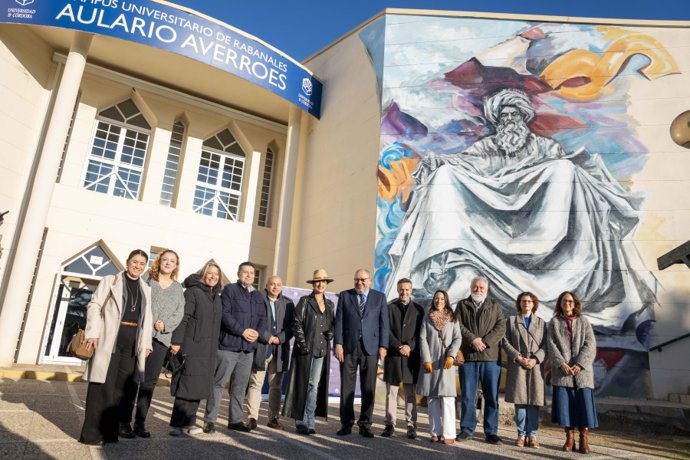 Autoridades en la presentación del mural sobre la figura de Averroes, realizado por la artista Eva Vega.