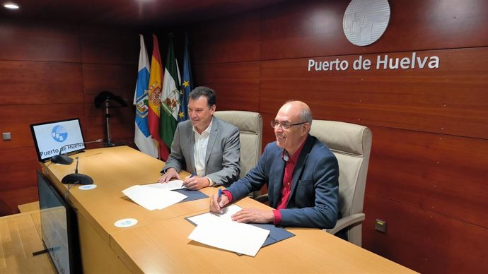 Firma del convenio entre el Puerto de Huelva y el Economato Resurgir.