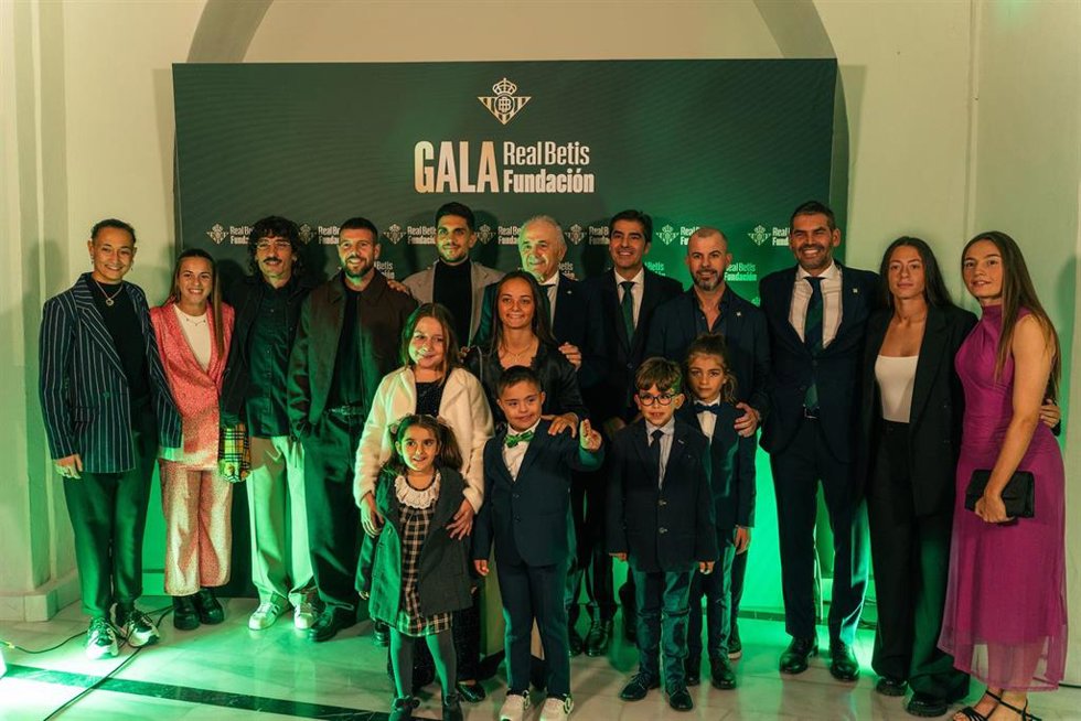 Responsables de las cinco organizaciones sociales premiadas por la Fundación Real Betis en su primera gala al respecto.