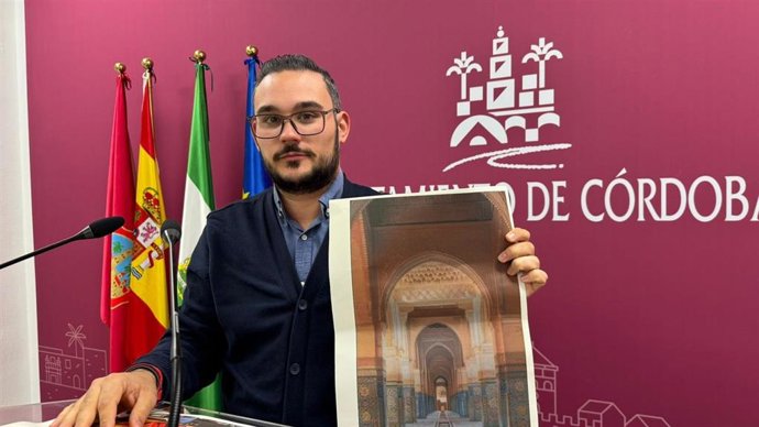 El viceportavoz de Hacemos Córdoba en el Ayuntamiento de la capital, Iván Fernández, con la promoción de la Mezquita-Catedral con una imagen que no pertenece a Córdoba.