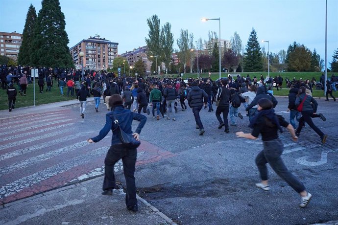 Decenas de personas corriendo durante los altercados del pasado 30 de octubre en el campus de la Universidad de Navarra y su alrededores.