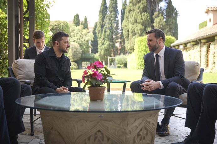 Archivo - May 18, 2025, Rome, Italy: Ukrainian President Volodymyr Zelenskyy, left, comments during a bilateral meeting with U.S Vice President JD Vance on peace talks with Russia at the Villa Taverna, May 18, 2025 in Rome, Italy. The two met after attend