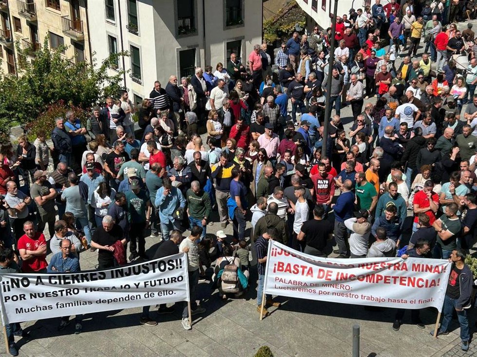 Protesta de los trabajadores de la mina de Venga de Rengos en Cangas del Narcea.