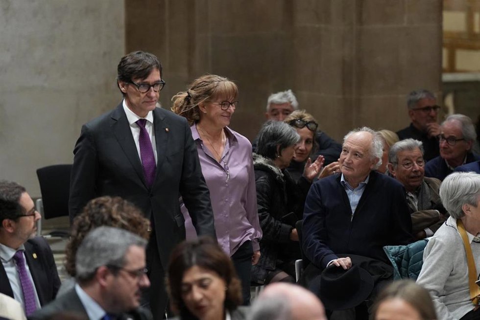La hija de Ernest Lluch, Eullia Lluch y el presidente de la Generalitat, Salvador Illa, durante el acto por los 25 años del asesinato de Ernest Lluch, a 21 de noviembre de 2025, en Barcelona, Catalunya (España).