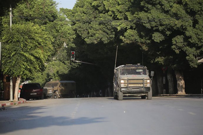 November 20, 2025, Nablus, West Bank, Palestinian Territory: Israeli army forces take position during a military operation in the West Bank city of Nablus, as troops conduct raids and searches in several neighborhoods amid renewed tensions across the area
