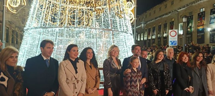 Alicante enciende la Navidad ante más de 4.000 personas con 2,6 millones de luces y un árbol de 18 metros