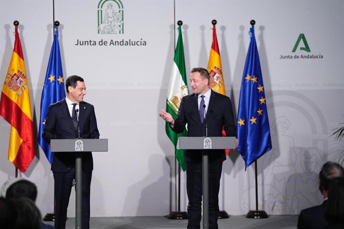 El presidente de la Junta de Andalucía, Juanma Moreno, y el comisario de Agricultura, Christophe Hansen, este viernes en Sevilla en su comparecencia conjunta tras una reunión en el Palacio de San Telmo.