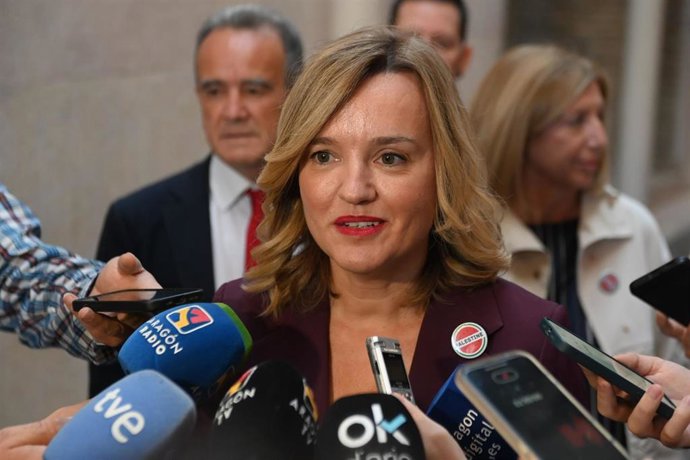 Archivo - Pilar Alegría atiene de los medios de comunicación.