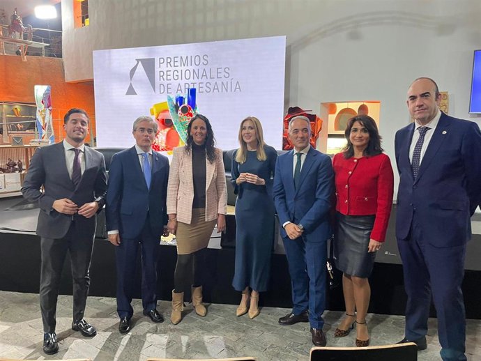 La consejera de Empresa, Empleo y Economía Social, Marisa López Aragón, asistió a la gala de entrega de los Premios Regionales de Artesanía 2025.