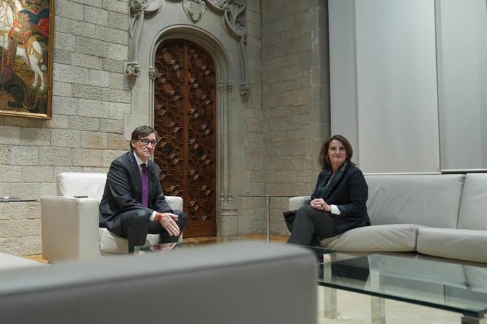 El presidente de la Generalitat, Salvador Illa, se reúne con la vicepresidenta de la Comisión Europea, Teresa Ribera, a 21 de noviembre de 2025, en Barcelona, Cataluña (España).