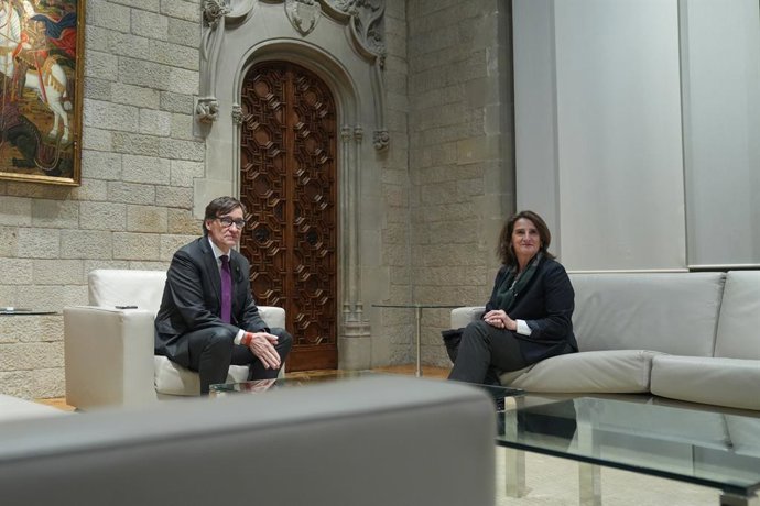 El presidente de la Generalitat, Salvador Illa, se reúne con la vicepresidenta de la Comisión Europea, Teresa Ribera, a 21 de noviembre de 2025, en Barcelona, Cataluña (España).