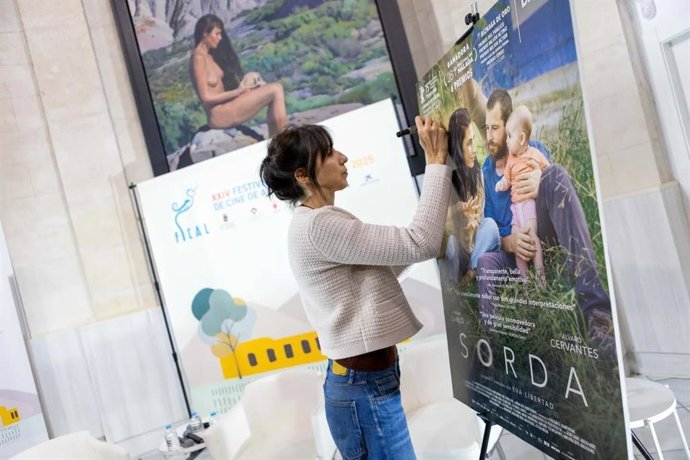 La directora de 'Sorda', Eva Libertad, firma el cartel de su película en Fical.