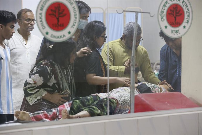 Heridos llegan al Hospital Universitario de Daca tras el terremoto de 5,7 que sacudió la capital de Bangladesh durante la mañana del viernes