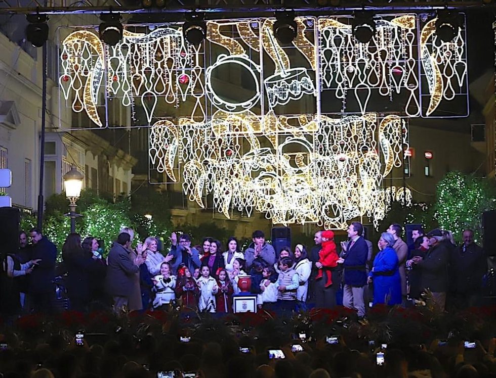 La alcaldesa de Jerez de la Frontera, María José García-Pelayo, inaugura el alumbrado navideño 2025.