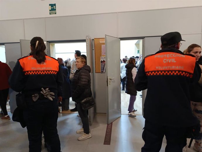 Protección Civil ayuda a los vecinos afectados por el incendio.