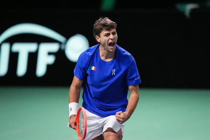 Flavio Cobolli contra Zizou Bergs en semifinales de Copa Davis en Bolonia