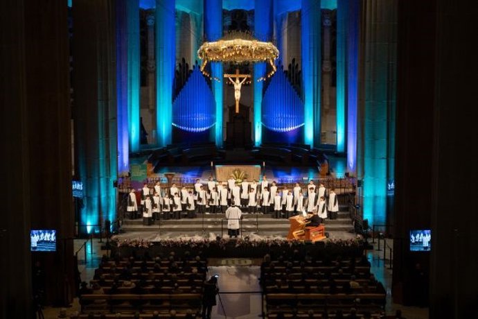 La Escolanía de Montserrat y dos de Alemania y Dinamarca conmemoran en la Sagrada Familia el centenario de la muerte de Gaudí