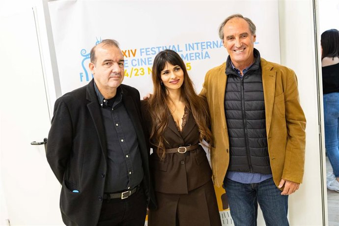 La actriz y directora Sara Sálamo muestra su primer documental en Fical, acompañada por el director del festival, Enrique Iznaola, y por el concejal delegado del Área de Ciudad Activa del Ayuntamiento de Almería, Antonio Casimiro.