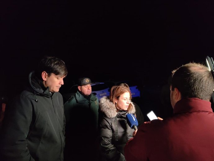 La delegada del Gobierno en Asturias, Adriana Lastra, ofrece declaraciones a los medios tras el derrumbe de una mina en Cangas del Narcea.