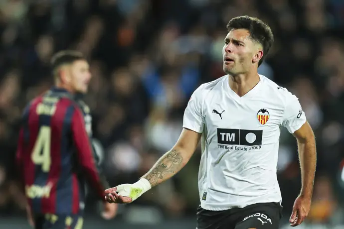 Hugo Duro celebra un gol con el Valencia CF