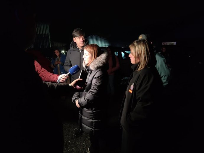 La vicepresidenta del Principado, Gimena Llamedo (dcha.), y el consejero de Ciencia, Industria y Empleo, Borja Sánchea (izqda.). Junto con la delegada del Gobierno, Adriana Lastra, en las inmediaciones de la mina accidentada.