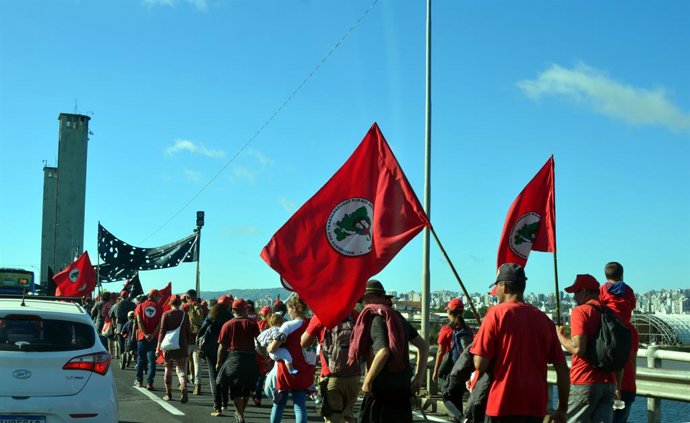 Archivo - April 28, 2025, Porto Alegre, Rio Grande Do Sul, Brasil: Porto alegre (rs), 04/28/2025 Ãâ" agrarian reform/mst/struggle Ãâ" after five days on the road and traveling about one hundred kilometers, settlers and campers linked to the landless