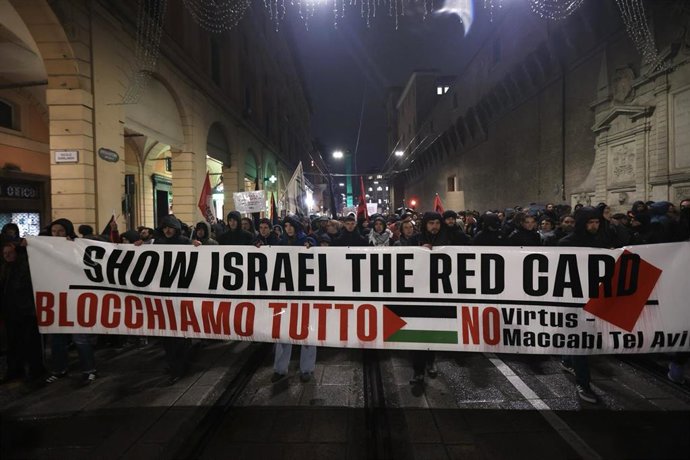 Manifestación propalestina contra la presencia del equipo de baloncesto Maccabi de Tel Aviv en Bolonia (Italia).
