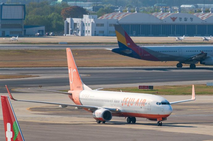 Archivo - November 9, 2024, Seoul, South Korea: A South Korea's Jeju Air  Boeing 737-800 are seen on the runway of Gimpo Airport in Seoul, South Korea. A South Korea's Jeju Air  Boeing 737-800 flight that took off in South Korea on December 30 has returne