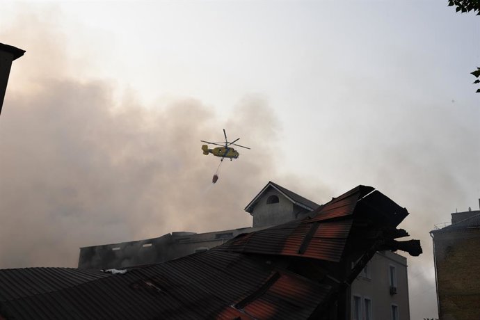 Archivo - Arquivo - 9 de junho de 2025, Kiev, Kiev, Ucrânia: A Rússia lança ataques em Kiev. Os bombeiros estão apagando incêndios causados pelo ataque russo em Kiev.