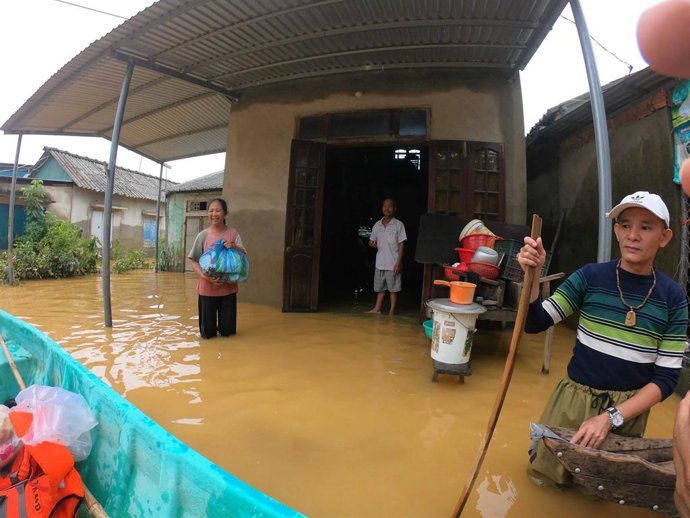 HANOI, Nov. 5, 2025  -- Residents are stranded in a flooded area in Hue, Vietnam, Nov. 4, 2025. The death toll from heavy rains and flooding in Vietnam's central region has risen to 47, with eight people missing and 130 others injured, the Vietnam Disaste