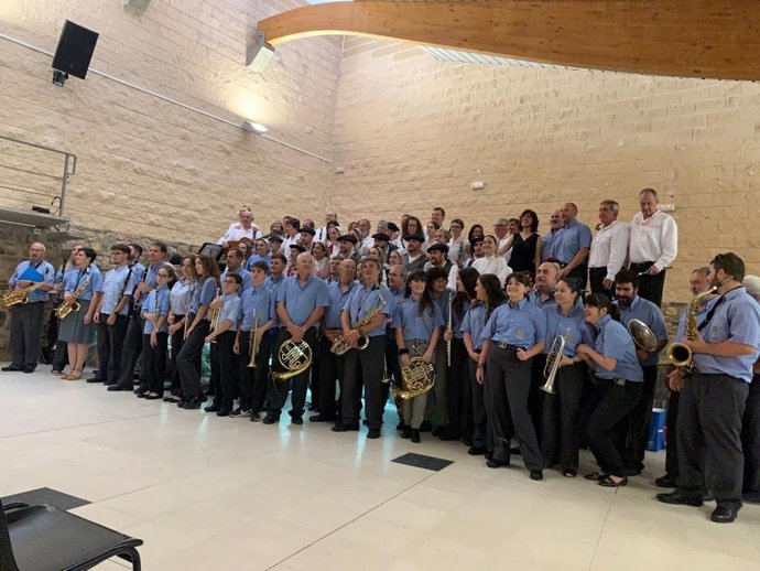 Miembros del grupo vasco Danbolin junto a músicos de la Banda de Música 'La Moncaína' en el 170 aniversario de la agrupación aragonesa.