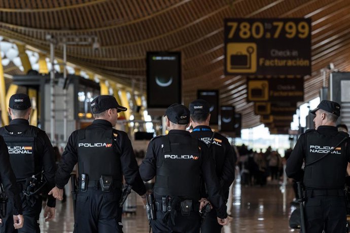 Archivo - Arquivo - Agentes da Polícia Nacional no T4 do Aeroporto Adolfo Suárez-Madrid Barajas, em 12 de maio de 2025, em Madri (Espanha). Várias centenas de moradores de rua vivem e passam a noite nas instalações do Aeroporto Adolfo Suárez-Madrid Baraja